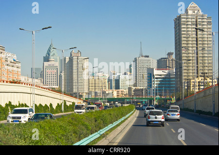 Reisen entlang der G216 Expressway durch Urumqi - ein Blick auf den zentralen Bereich der Stadt. Stockfoto