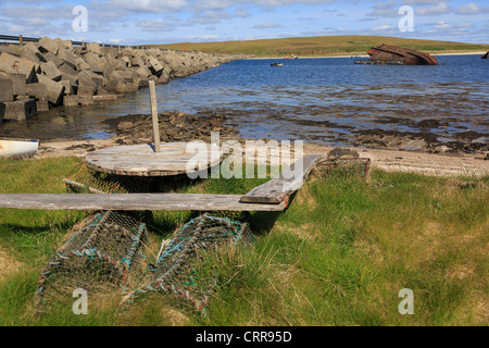 Blick über Weddell Sound Blick Holm Insel mit Churchill Barrier Damm und versunkenen Block-Schiff Orkney Islands-Schottland-Großbritannien Stockfoto