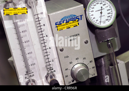 Nahaufnahme der Luftsauerstoff Mixer und Manometer in auf der kardiopulmonalen Bypass (CPB), auch bekannt als ein Herz - Lungen-Maschine. Stockfoto