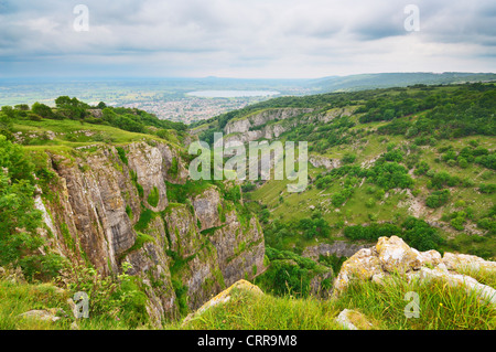 Anzeigen von Cheddar Gorge am Rande der Mendip Hills in Somerset, England. Das Dorf von Cheddar und Cheddar Behälter liegen am Ende der Schlucht. Stockfoto