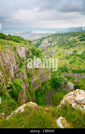 Anzeigen von Cheddar Gorge am Rande der Mendip Hills in Somerset, England. Das Dorf von Cheddar und Cheddar Behälter liegen am Ende der Schlucht. Stockfoto