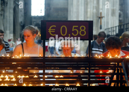 Kirche und Finanzen, der Stephansdom in Wien Stockfoto