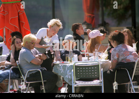 Touristen auf der Terrasse eines Cafés in der Nähe von Lake Constance, Switzerland Stockfoto