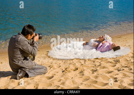 Ein chinesisches Ehepaar für ihre Hochzeitsfotos an der beliebten alpine Schönheit Stelle des himmlischen See darstellen. Stockfoto