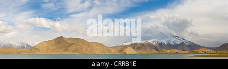 4 Bild Stich Panorama Blick auf See Karakul oder Karakuli ("Schwarzer See") mit Mt Kongur Tagh im Hintergrund. Stockfoto