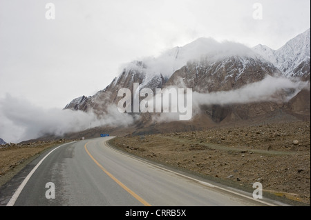 Ein Blick entlang der Karakorum-Highway, die China und Pakistan über das Karakorum-Gebirge verbindet. Stockfoto