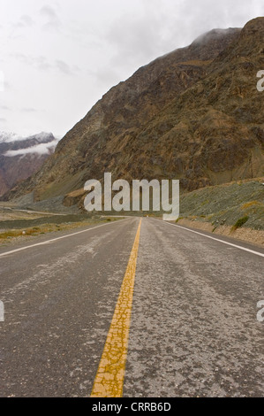 Ein Blick entlang der Karakorum-Highway, die China und Pakistan über das Karakorum-Gebirge verbindet. Stockfoto