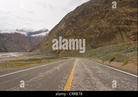 Ein Blick entlang der Karakorum-Highway, die China und Pakistan über das Karakorum-Gebirge verbindet. Stockfoto