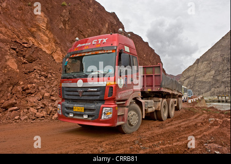 Ein Blick auf Fahrzeuge, die entlang der Karakorum-Highway, der nach einem Erdrutsch China und Pakistan verbindet. Stockfoto