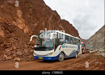 Ein Blick auf Fahrzeuge, die entlang der Karakorum-Highway, der nach einem Erdrutsch China und Pakistan verbindet. Stockfoto