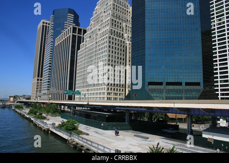 East River Esplanade und FDR Drive in Lower Manhattan. Stockfoto