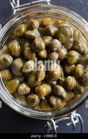 Kapern in Glas Vorratsgefäß Stockfoto