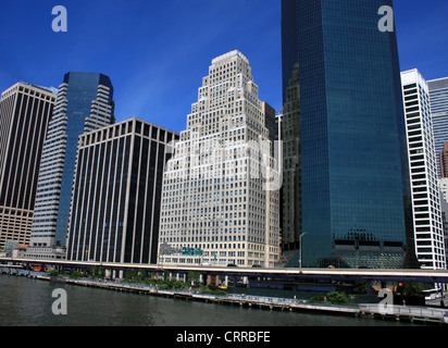 Lower Manhattan Skyline entlang des East River. Stockfoto