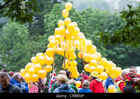 Ein gold Ballon Baum Teil der Feierlichkeiten als die Olympische Fackel-Relais verläuft durch den Lake District, UK. Stockfoto