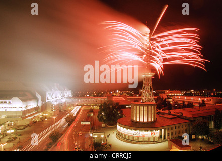 Nachtansicht des ICC und Radio Turm mit Feuerwerk Stockfoto