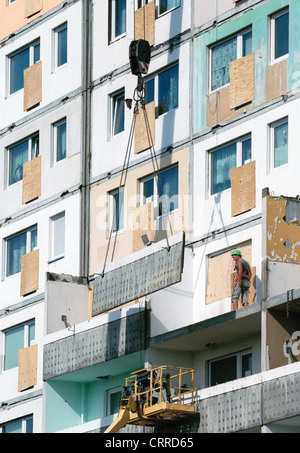 Abbau von Balkonen auf Platte in Marzahn Stockfoto