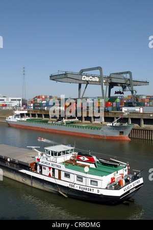 Container-terminal im Duisburger Hafen Stockfoto