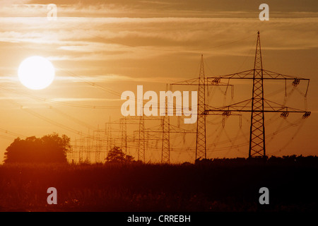 Strommasten im Sonnenlicht Stockfoto