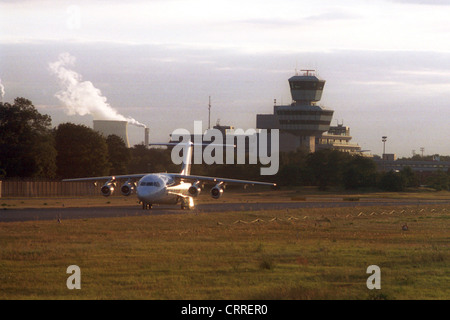 Blick auf den Flughafen Berlin Tegel bei Gegenlicht Stockfoto