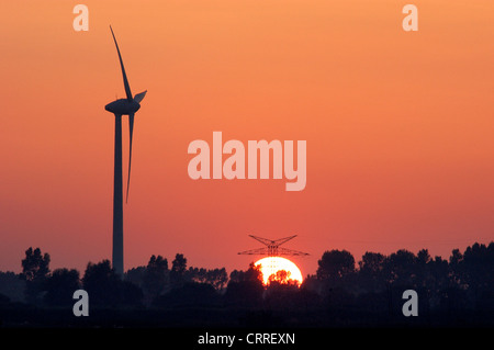 Emden, Silhouetten von einer Windkraftanlage und ein Strommast Stockfoto