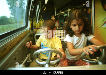 Kinder in der Kinderabteilung der Schweizer Eisenbahn Stockfoto