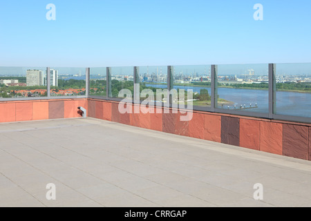 Panoramablick über den Hafen von Antwerpen vom Dach des Museum Aan de Stroom (MAS) in Antwerpen, Belgien Stockfoto