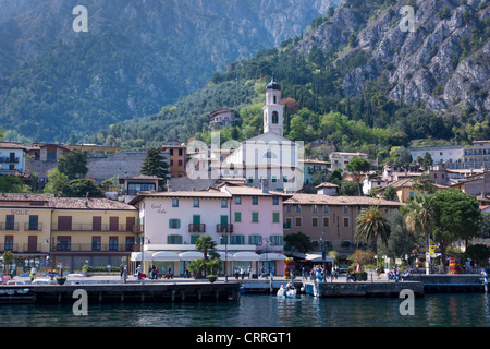 Stadtbild anzeigen mit der Pfarrei Kirche San Benedetto, Limone Sul Garda, Gardasee, Provinz Brescia, Lombardei, Italien, Europa Stockfoto