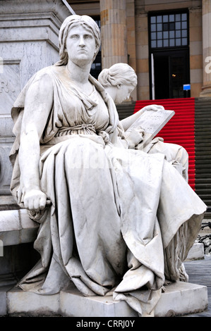 Berlin, Deutschland. Schiller-Denkmal (Reinhold Begas; 1869) vor dem Konzerthaus Gendarmenmarkt. Detail Stockfoto