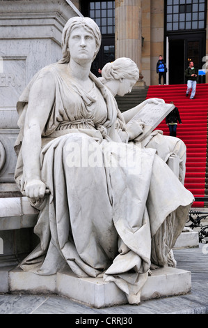 Berlin, Deutschland. Schiller-Denkmal (Reinhold Begas; 1869) vor dem Konzerthaus Gendarmenmarkt. Detail Stockfoto