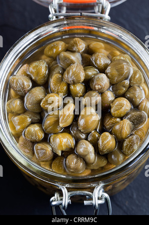Kapern in Glas Vorratsgefäß Stockfoto