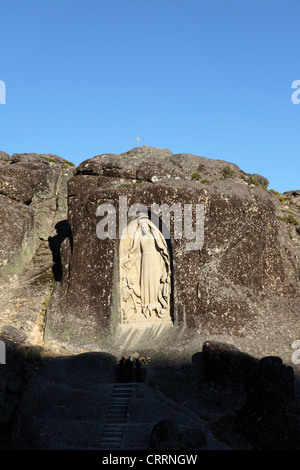 Die Menschen beten an der "Senhora da Boa Estrela" Outdoor-Kapelle in Portugals Naturpark Serra Da Estrela. Stockfoto