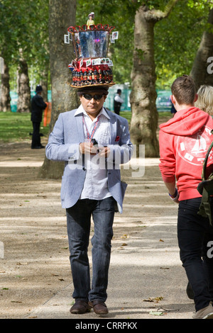 Mann mit Hut verziert zu Ehren der Queens Diamond Jubilee in London Stockfoto