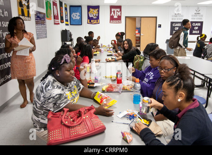 Gruppen von Schülern interagieren in der Mittagspause an einem öffentlichen Charterschule in Houston, Texas Stockfoto