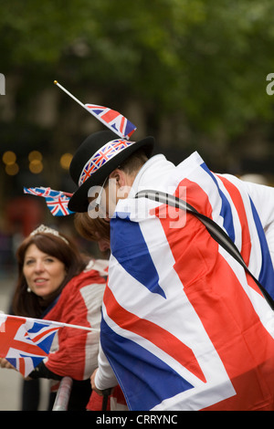 Menschenmassen tragen die Union Jack-Flaggen für die Königinnen Diamant-Jubiläum in London England warten für die Königin von England Stockfoto