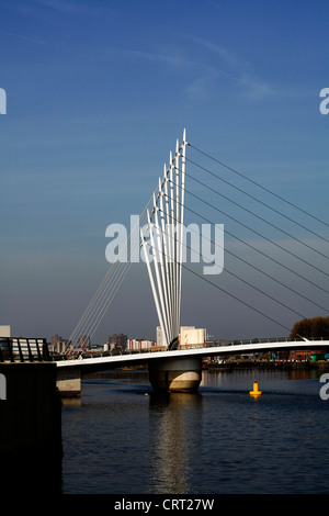 Hängebrücke über den Manchester Ship Canal gegenüber Medien Stadt Salford Quays Greater Manchester England Stockfoto