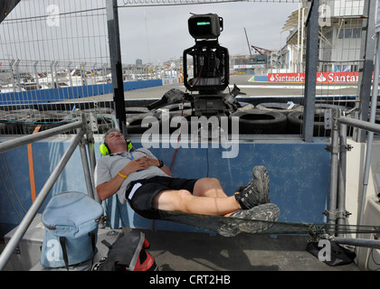 TV-Kameramann hat ein Nickerchen in einer Hängematte Duing eine Pause des freien Trainings für den europäischen Formel 1 GP in Valencia, Spanien Stockfoto