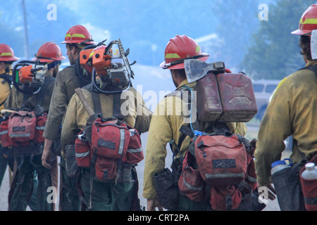 U.S. Forest Service Feuer Crew bereiten Mitglieder gegen einen Waldbrand in der Nähe von Bonner, Montana, USA. Stockfoto