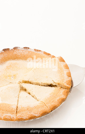 Apfelkuchen in unregelmäßige Scheiben geschnitten Stockfoto