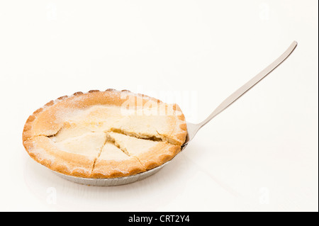 Apfelkuchen mit unregelmäßigen, Kreisdiagramm Scheiben Stockfoto