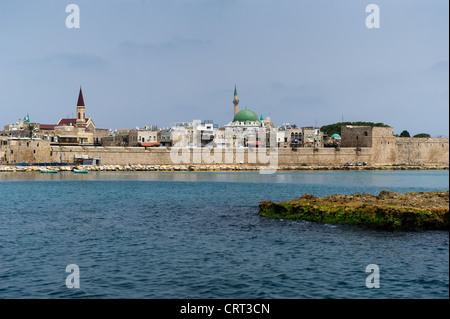 Blick auf den alten Mauern, Häuser und Moschee in der alten Stadt Akko, Israel Stockfoto