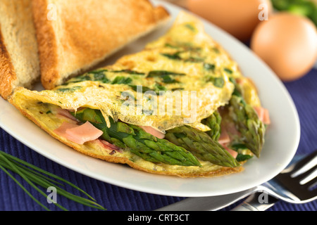 Grüner Spargel und Schinken Omelette mit Toastbrot Stockfoto