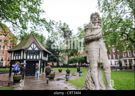 Soho Square London King Charles II Statue 163-1654222616 die Statue von König Charles II, geschnitzt von Caius Gabriel Cibber 1681 und da wiederhergestellt, steht im Zentrum von Soho Square (ursprünglich des Königs Platz) in der City of Westminster, London, UK. In der Mitte des Platzes steht eine markante Tudorstil Gärtner Hütte. Stockfoto