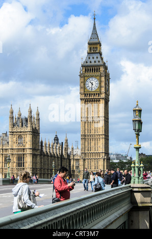 Westminster Bridge und Big Ben 169-093251558 Touristen entlang Westminster Bridge vor Elizabeth Turm (in der Regel als Big Ben bezeichnet) in London. Stockfoto