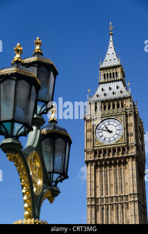 LONDON, Großbritannien – Elizabeth Tower, Heimat der berühmten Big Ben Bell, ragt über dem nördlichen Ende des Palace of Westminster. Der historische Uhrenturm ist zu einem Symbol für London und Großbritannien geworden. Stockfoto