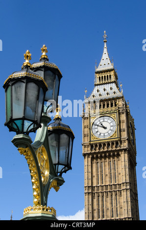 LONDON, GROSSBRITANNIEN - Elizabeth Tower und verzierten Straßenlaternen 169-095045607 169-095045607 Die Uhr von Elizabeth Tower (gemeinhin als Big Ben bekannt) auf den Palast von Westminster, mit einigen der prunkvollen Strassen Lichter der Westminster Bridge im Vordergrund. Stockfoto