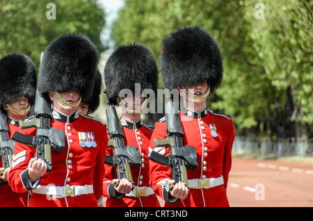 LONDON, Vereinigtes Königreich – Grenadier Guards nehmen an einer feierlichen Parade im Buckingham Palace Teil. Dieses Elite-Regiment der British Army ist bekannt für seine legendäre Uniform und Präzision beim Bohren, die das reiche militärische Erbe Großbritanniens repräsentieren. Stockfoto