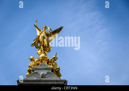 LONDON, Großbritannien – die Victoria Memorial Statue, ein großes Denkmal vor dem Buckingham Palace, ist eine Hommage an die Herrschaft von Königin Victoria und dient als Wahrzeichen der reichen Geschichte Londons. Das beeindruckende Marmor- und Bronzemonitor ist eine beliebte Touristenattraktion, die das künstlerische Talent und die Handwerkskunst zeigt, die das kulturelle Erbe Großbritanniens ausmachen. Stockfoto