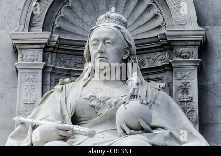 LONDON, Großbritannien – die Victoria Memorial Statue, ein großes Denkmal vor dem Buckingham Palace, ist eine Hommage an die Herrschaft von Königin Victoria und dient als Wahrzeichen der reichen Geschichte Londons. Das beeindruckende Marmor- und Bronzemonitor ist eine beliebte Touristenattraktion, die das künstlerische Talent und die Handwerkskunst zeigt, die das kulturelle Erbe Großbritanniens ausmachen. Stockfoto