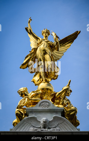 LONDON, Großbritannien – die Victoria Memorial Statue, ein großes Denkmal vor dem Buckingham Palace, ist eine Hommage an die Herrschaft von Königin Victoria und dient als Wahrzeichen der reichen Geschichte Londons. Das beeindruckende Marmor- und Bronzemonitor ist eine beliebte Touristenattraktion, die das künstlerische Talent und die Handwerkskunst zeigt, die das kulturelle Erbe Großbritanniens ausmachen. Stockfoto