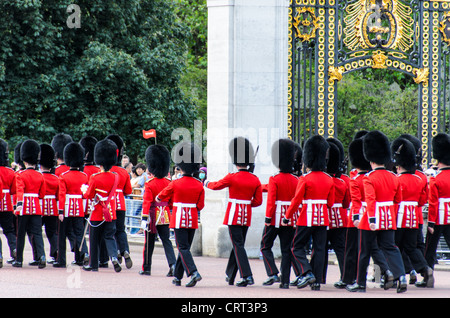 LONDON, Vereinigtes Königreich – Grenadier Guards nehmen an einer feierlichen Parade im Buckingham Palace Teil. Dieses Elite-Regiment der British Army ist bekannt für seine legendäre Uniform und Präzision beim Bohren, die das reiche militärische Erbe Großbritanniens repräsentieren. Stockfoto